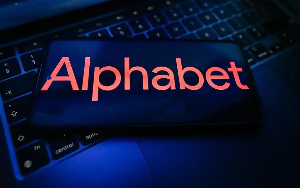 Alphabet Stock Holds Ground at $390 Despite Google AI Overview Glitches